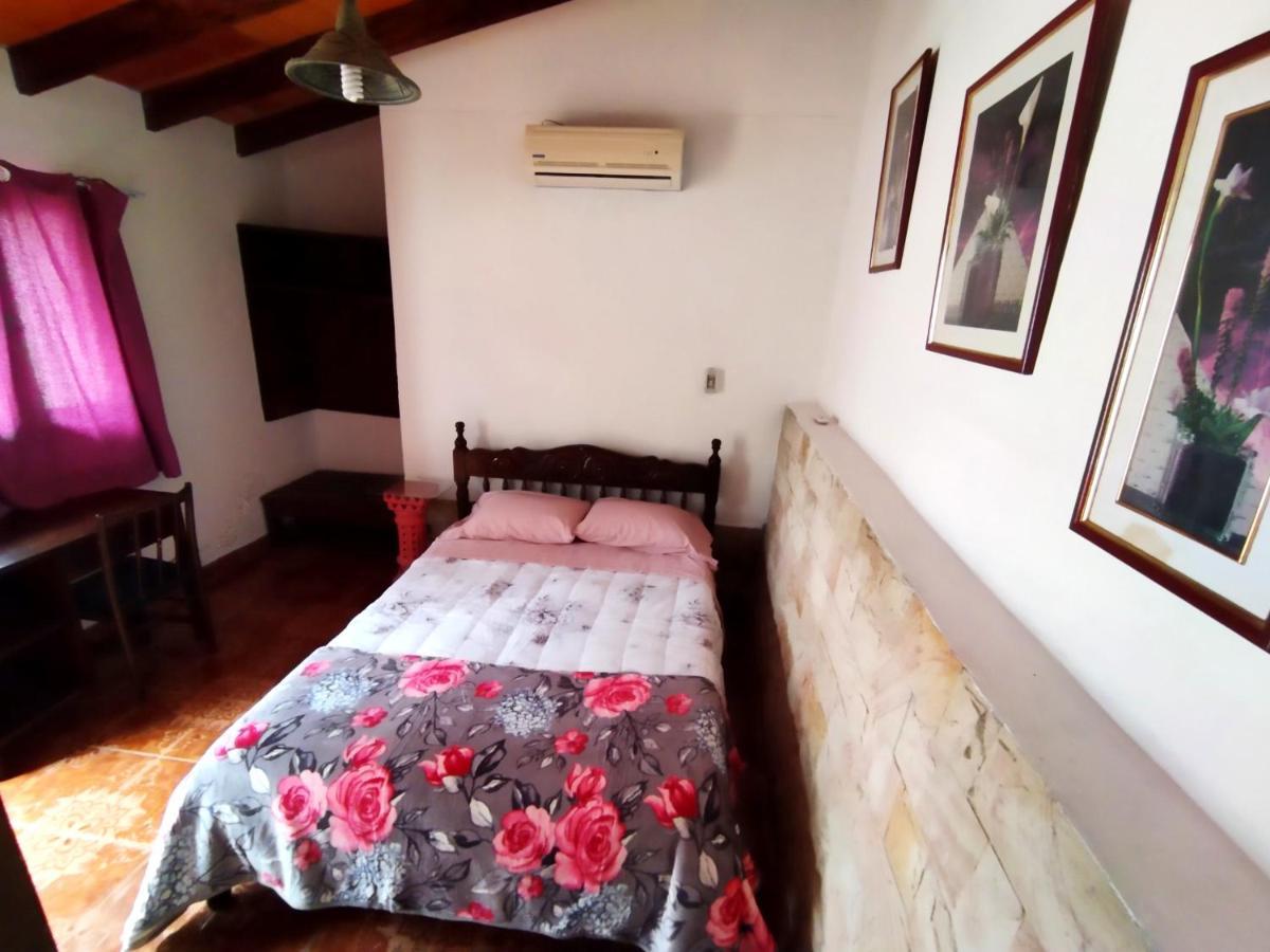 Hotel La Aparesida Арегуа Экстерьер фото